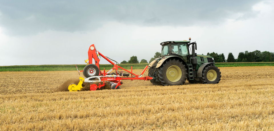 Maquinaria agrícola Pöttinger en el campo